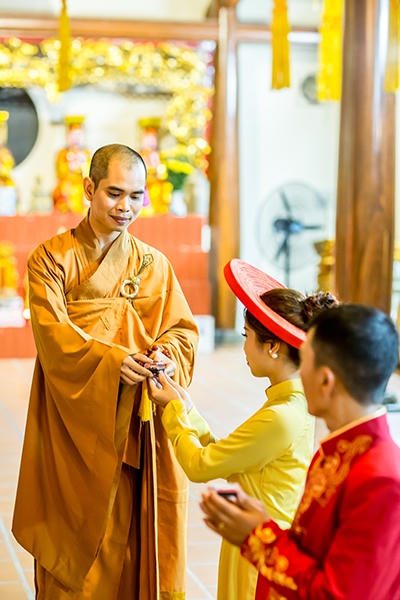 Thầy Thích Trí Thịnh - Trụ chì chùa Kim Sơn Lạc Hồng Viên (Hòa Bình) trao ấn cho cặp đôi Đào Văn Tấn - Nguyễn Thị Hải Anh. Ảnh: Ma Loan.