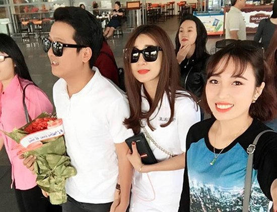 Nhã Phương và Trường Giang ra sân bay đến Đà Nẵng để chuẩn bị lễ đính hôn.Nguồn tin cũng cho biết, phía Trường Giang - Nhã Phương cũng yêu cầu khách mời và nhân viên của của resort không rò rỉ hình ảnh lễ đính hôn ra bên ngoài.