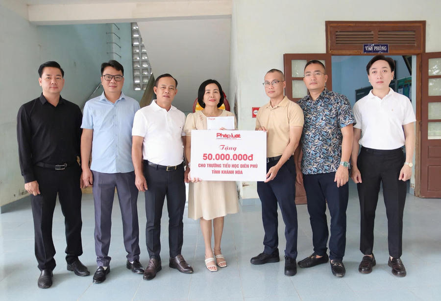 Lãnh đạo Báo PLVN trao 50 triệu đồng cho Trường Tiểu học Diên Phú.