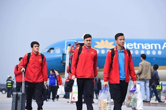Văn Lâm cùng đồng đội bước xuống máy bay.