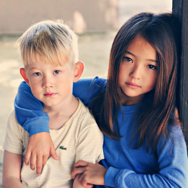 Cô bé còn có một cậu em trai cũng rất bảnh.