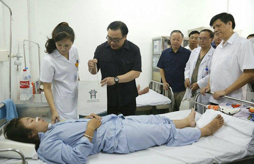 Bí thư Thành uỷ Hà Nội Hoàng Trung Hải thăm, tặng quà bệnh nhân sốt xuất huyết đang điều trị tại bênh viện Thanh Nhàn. Ảnh: VT.