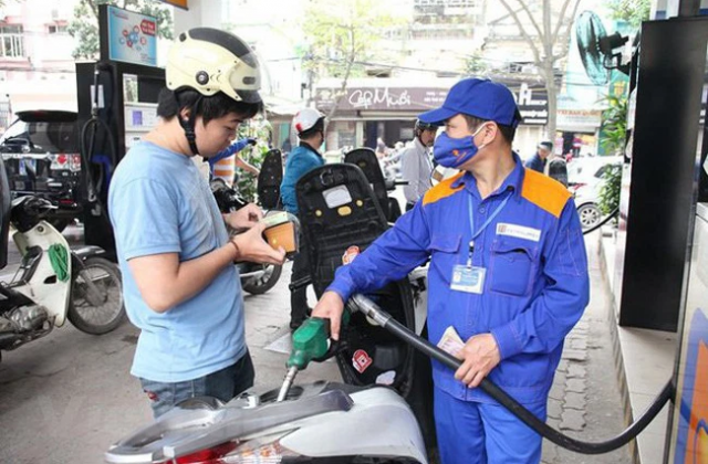 Giá xăng tăng giá, vượt 21.000 đồng mỗi lít