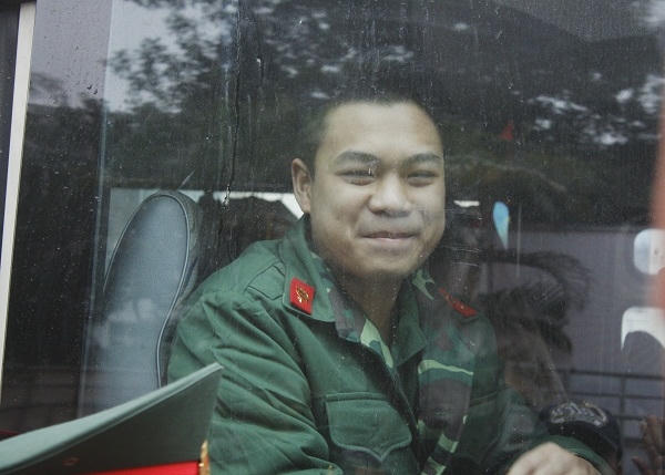 Những nụ cười tủm, ấm áp giữa trời đông giá rét của Hà Nội được những người lính mang đi.