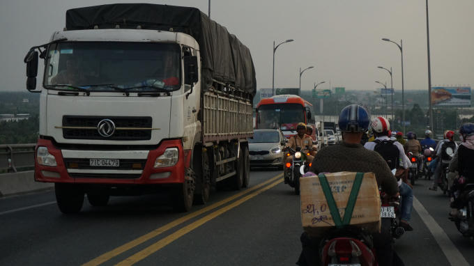 CSGT vất vả điều tiết.