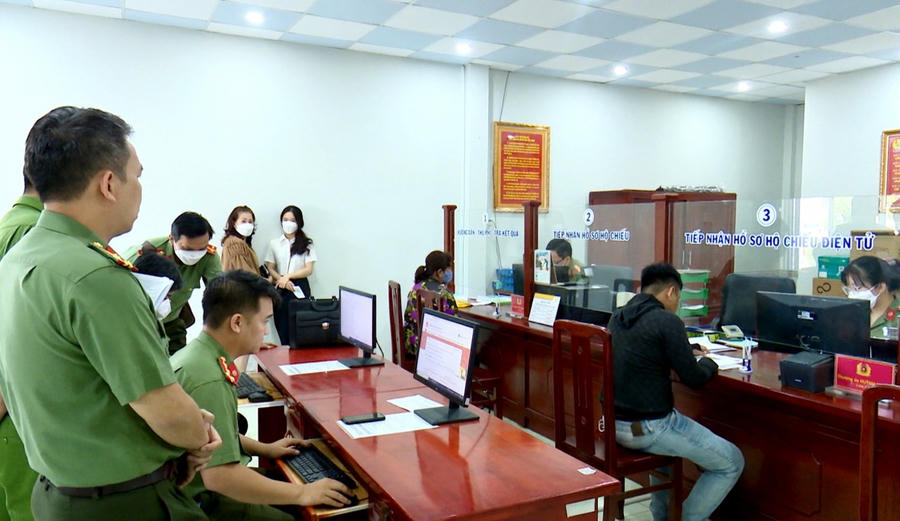 Giải quyết thủ tục hành chính qua dịch vụ công, tạo điều kiện thuận lợi cho người dân không cần đến tận cơ quan… từ đó, tiết kiệm được thời gian, chi phí đi lại.