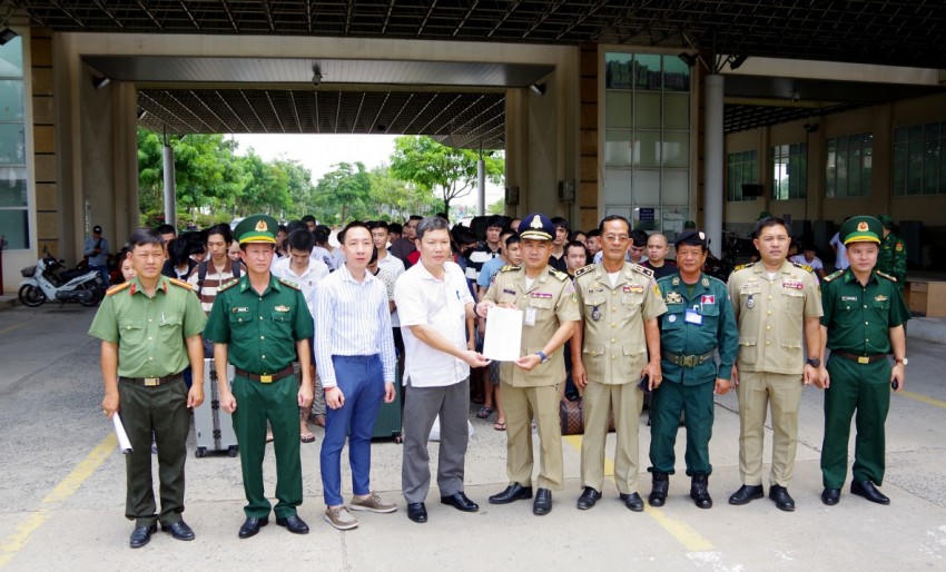 BĐBP Tây Ninh tiếp nhận 79 công dân do lực lượng chức năng Campuchia trục xuất, trao trả. Ảnh: Luận Quân