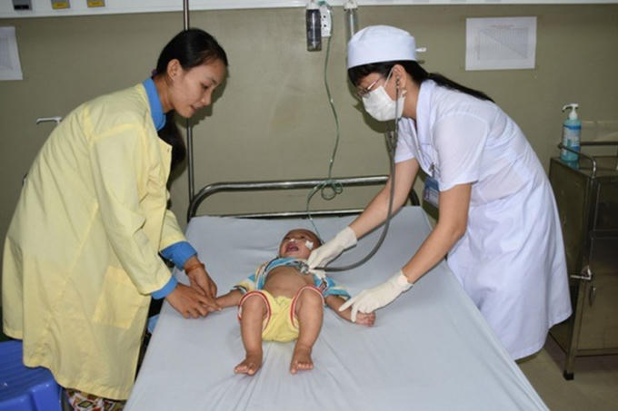 BS chăm s&oacute;c bệnh nhi mắc sởi.