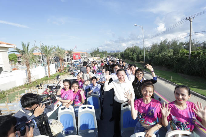 Khách mời và du khách hòa hứng ngắm Đà Nẵng xinh đẹp trên tầng 2 Coco City Tour.
