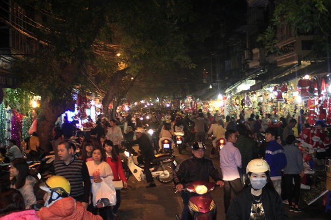 Phố Hàng Mã chật ních người