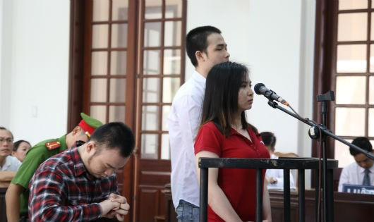 Ba bị cáo trước vành móng ngựa.