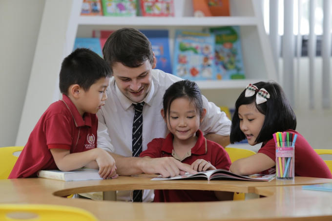 Từ năm học 2017-2018, Vinschool chính thức bổ sung Chương trình Song ngữ quốc tế Cambridge từ lớp 1 đến lớp 8 với các giáo viên bản ngữ có kinh nghiệm và bằng cấp do Cambridge thẩm định.