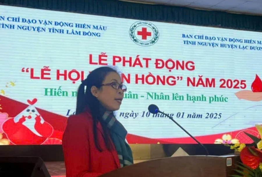 Bà Nguyễn Thị Hà - Phó Chủ tịch Hội Chử thập đỏ tỉnh Lâm Đồng phát động Ngày hội Xuân Hồng. Ảnh: Báo Lâm Đồng