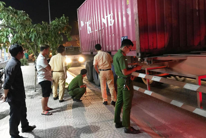 Chiếc xe đầu kéo container gây tai nạn chết người trên địa bàn phường Trường Thọ, quận Thủ Đức rồ bỏ chạy, bị người dân chặn dừng.
