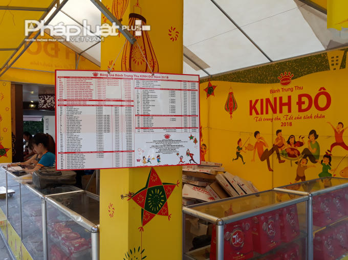 Nhân viên tại một quầy bánh trên đường Xuân Thủy cho biết, quầy hàng tại đây sẽ được dọn đẹp trong ngày hôm nay (25/9)