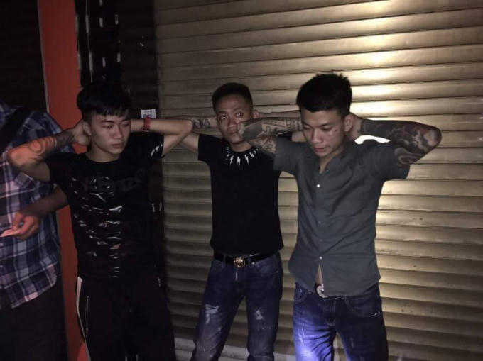 Ba đối tượng bị tổ công tác bắt giữ.