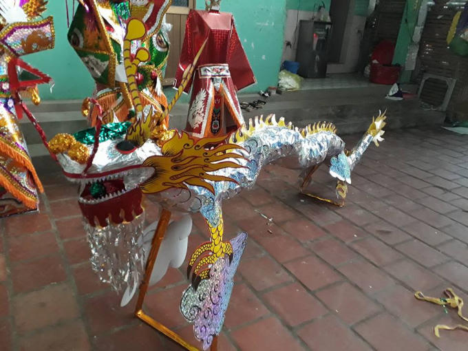 Ông Phi - một chủ cơ sở sản xuất vàng mã, chia sẻ, mỗi gia đình trong làng sẽ chuyên sản xuất một mặt hàng. Gia đình ông chuyên làm các đồ lễ cho việc hầu đồng, thờ tứ phủ.