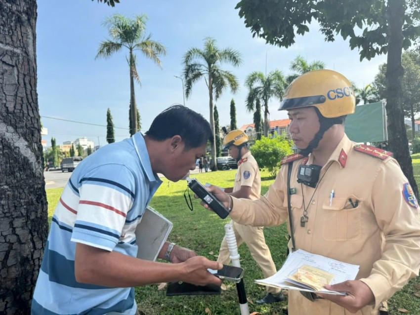 Tài xế được yêu cầu thổi nồng độ cồn.