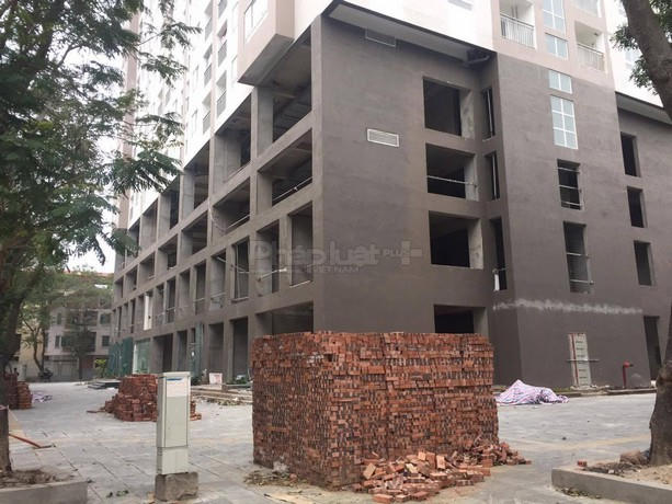 Quang cảnh nhếch nhác bên ngoài toà nhà