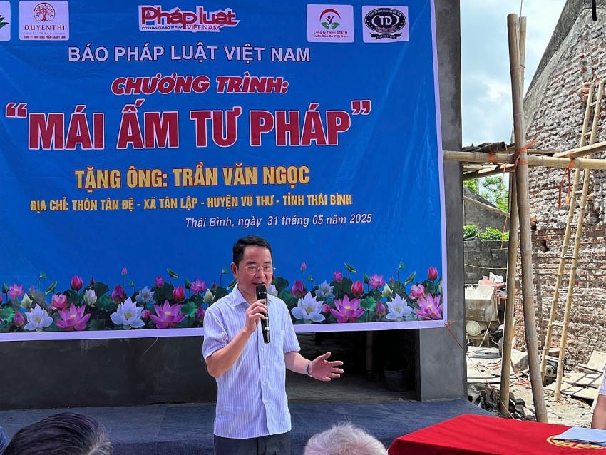 Tiến sĩ Vũ Hoài Nam - Tổng Biên tập Báo Pháp luật Việt Nam chia sẻ tại Lễ bàn giao căn nhà “Mái ấm Tư pháp” cho hộ gia đình ông Trần Văn Ngọc có hoàn cảnh đặc biệt khó khăn tại thôn Tân Đệ, xã Tân Lập, huyện Vũ Thư, tỉnh Thái Bình.