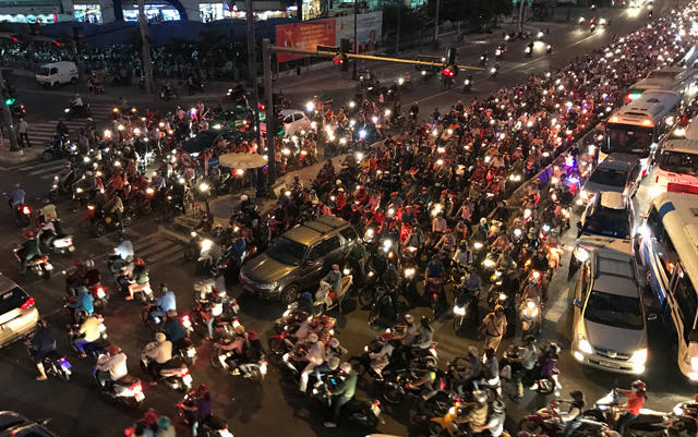 Cửa ng&otilde; S&agrave;i G&ograve;n &ugrave;n ứ nghi&ecirc;m trọng chiều tối ng&agrave;y lễ 8/3