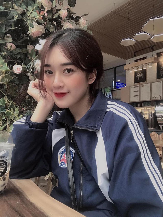 Hồng Loan (sinh năm 1999) đang là sinh viên trường ĐH Kinh tế Quốc dân, Khoa Du lịch và Khách sạn chuyên ngành quản trị Du lịch.