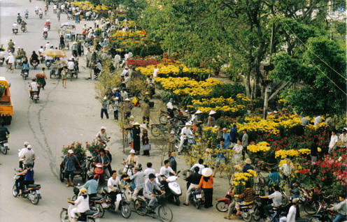Tháp Chạp với những con người hối hả. (ảnh internet)