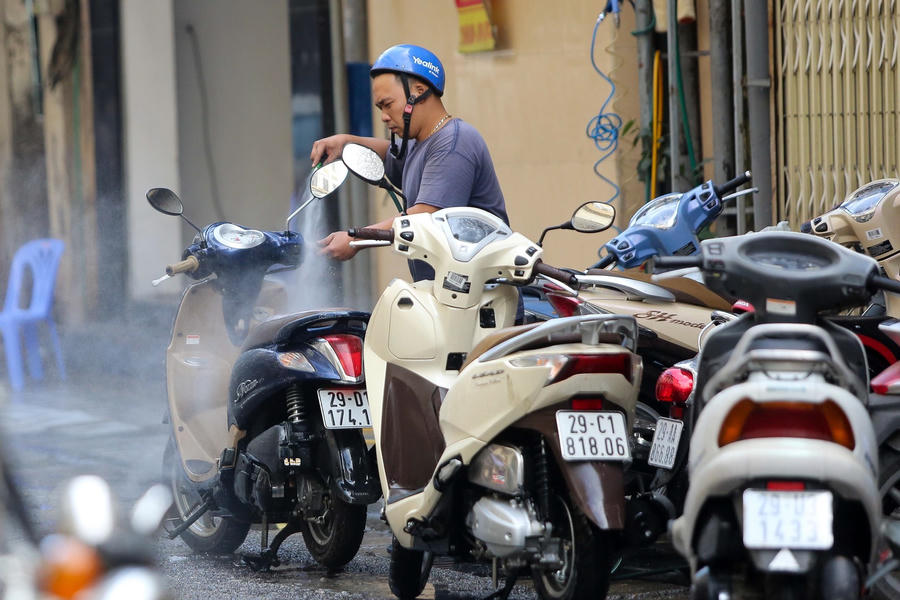 Hà Nội: Rửa xe 200 nghìn đồng/lượt, khách vẫn ùn ùn xếp hàng - 13