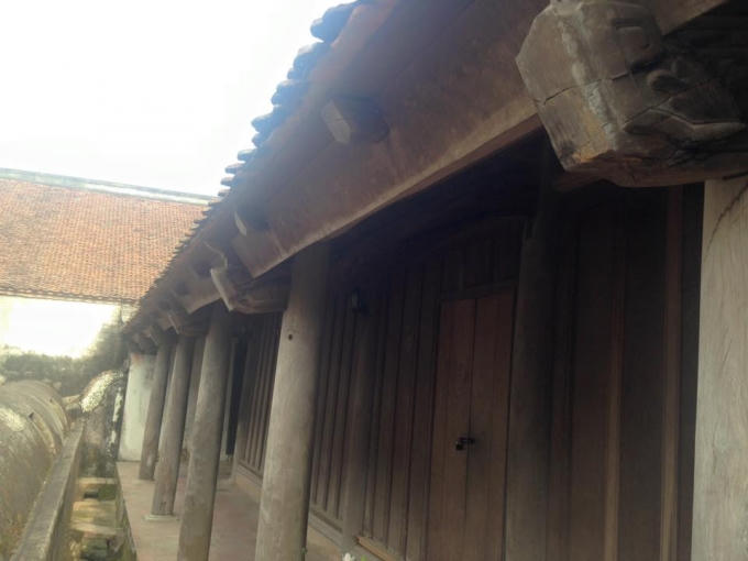 Hành lang chùa nhiều cột gỗ.