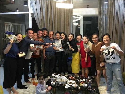 Hạ Vi ôm cổ Cường đô la thân mật, tình cảm. Ảnh: facebook.