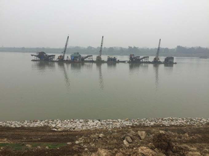 Tàu cát hoạt động suốt ngày đêm tại khúc sông chảy qua xã Đôn Nhân