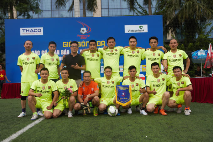 Các đội bóng chụp ảnh lưu niệm trước trận đấu. 