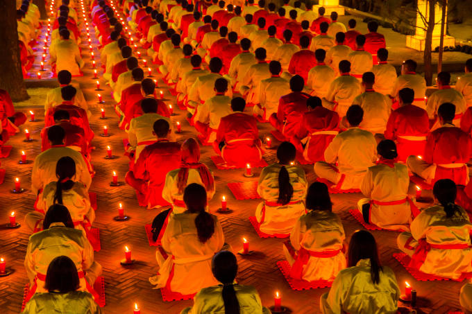 Các phật tử trang nghiêm theo hàng lối ngay ngắn đẹp mắt.