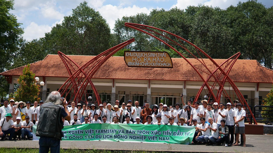 Quang cảnh buổi lễ khai mạc hành trình “Xuyên Việt Farmstay” và “Bàn tròn xúc tiến đầu tư bất động sản: Du lịch nông Nghiệp Việt Nam”