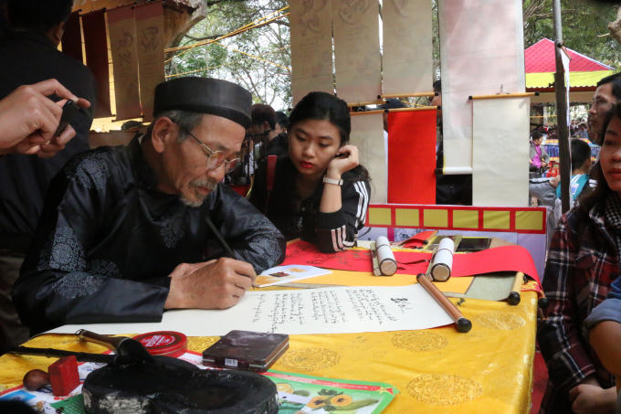 Giới trẻ th&iacute;ch th&uacute; diện &aacute;o d&agrave;i tứ th&acirc;n đi trẩy hội Lim