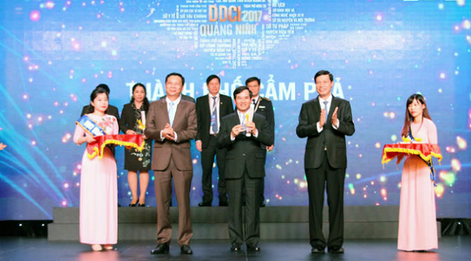 Lãnh đạo tỉnh trao kỷ niệm chương và giấy chứng nhận cho Lãnh đạo TP Cẩm Phả và Cục Hải Quan đã có thành tích xuất sắc trong DDCI 2017.