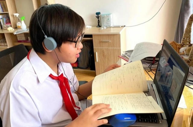 Học sinh ăn tạm, ngủ thiếu, phờ phạc vì học thêm… online