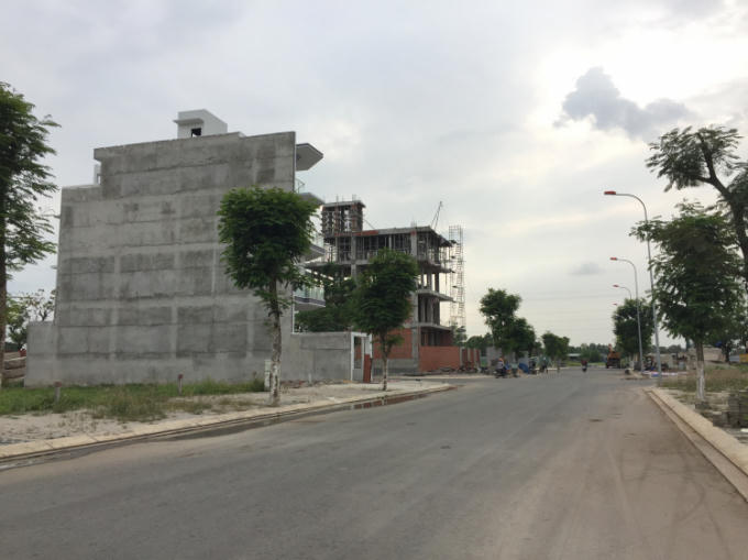Nhiều lô đất đã được bán cho khách hàng và đã có người dân về xây dựng.