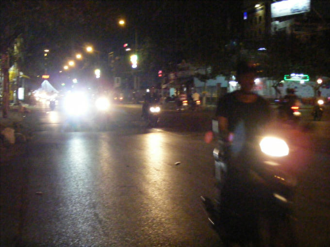 Xe ôtô – môtô sử dụng đèn pha sáng trắng tham gia giao thông ban đêm trong trung tâm TP Phan Thiết. 