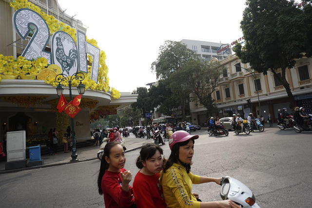 Hình ảnh con gà được lồng vào dãy số 2017 chào d năm mới.