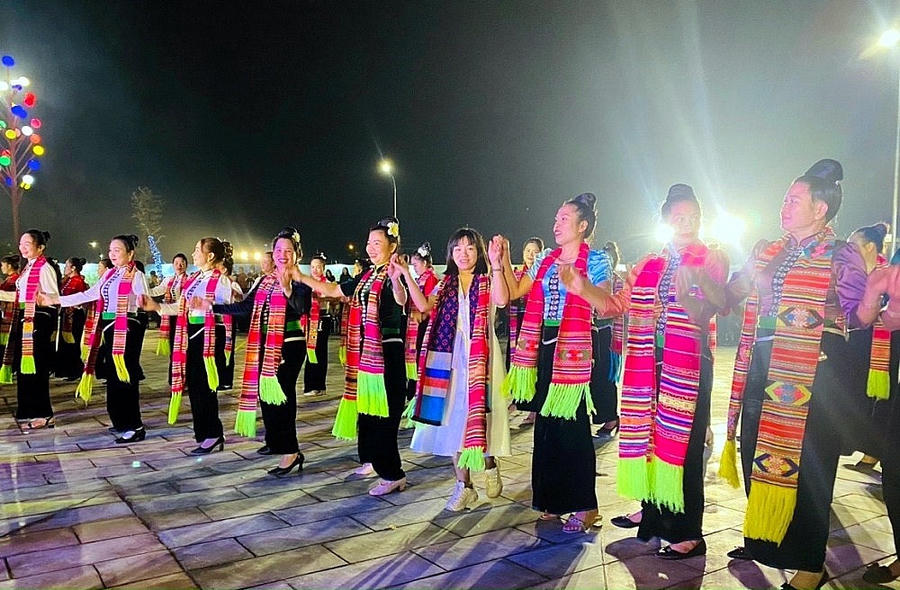 Du khách và bà con nhân dân Yên Bái giao lưu trong đêm hội xòe.