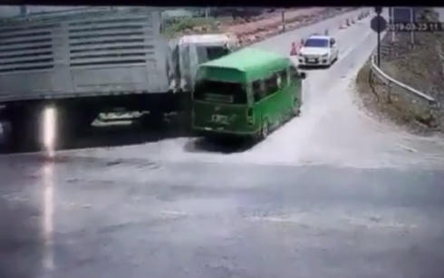 Hình ảnh chiếc xe tải đâm và kéo lê chiếc xe khách nhỏ màu xanh trong vụ tai nạn thương tâm ngày 23/3. Ảnh trích xuất từ video Matichon.