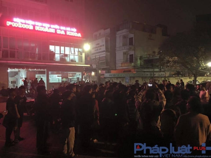 Từ tối hôm qua hàng trăm người đã đứng chờ trước phòng khám số 182 Lương Thế Vinh. Ảnh Lưu Huệ.