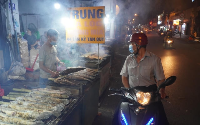 TP HCM: Người dân tấp nập đi mua vàng, cá lóc nướng ngày vía Thần Tài