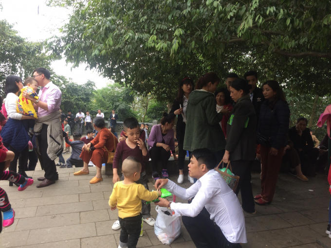 Nhiều gia đình cho cả con nhỏ đi dâng hương ngày đầu năm.