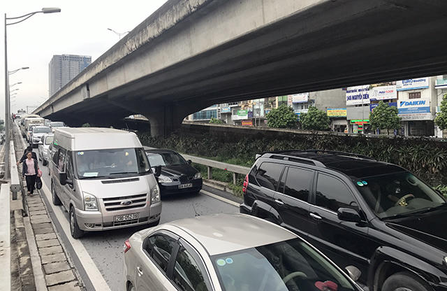 H&agrave;ng vạn người đổ về H&agrave; Nội sau nghỉ lễ, đường phố &ugrave;n tắc cục bộ