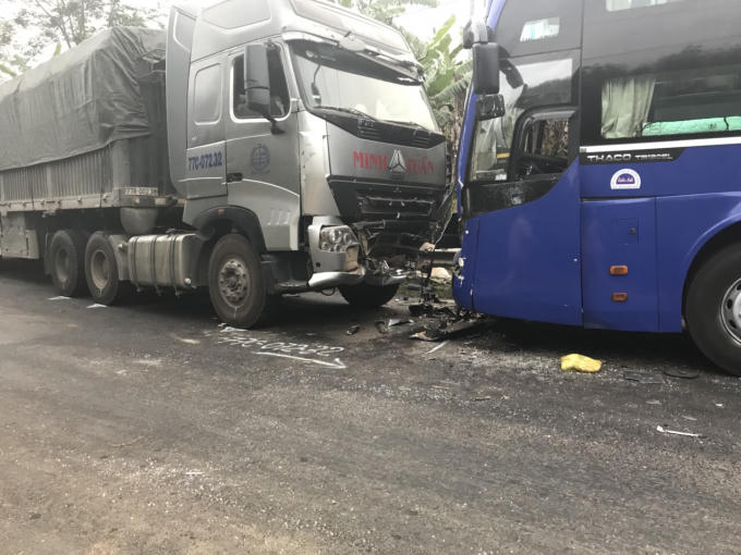Kon Tum: Xe đầu kéo tông trực diện xe khách trong đêm, hàng chục người hoảng loạn