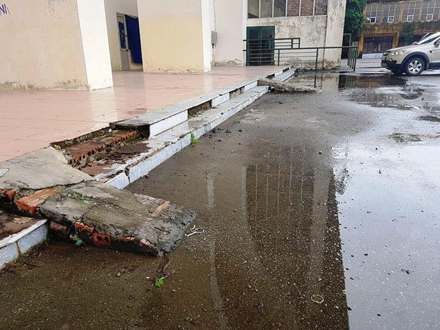 Nhiều hạng mục trong sân bị xuống cấp vẫn chưa có nguồn kinh phí để sửa chữa.