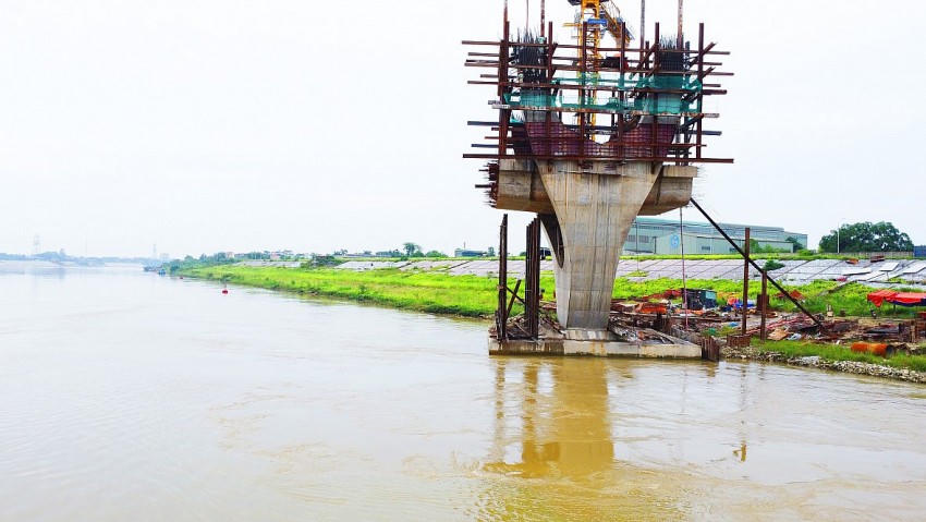 Dự án có tổng diện tích sử dụng đất phải giải phóng mặt bằng khoảng 4,96ha/141 hộ (phường Việt Hưng khoảng 3,33ha/55 hộ; xã Phù Đổng khoảng 1,63ha/86 hộ). Kinh phí giải phóng mặt bằng là 650 tỷ đồng.