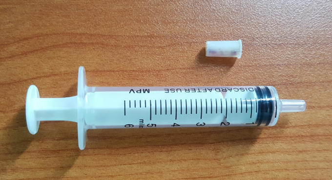 Phần đầu kèn đồ chơi bằng nhựa được gắp ra từ phổi bé trai 6 tuổi.